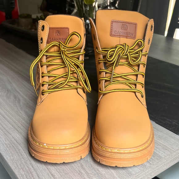 Tan boots - Picture 2 of 3